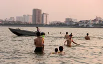 Mặc biển cấm, hàng chục người dân Thủ đô tắm giữa Hồ Tây