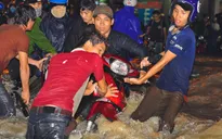 Mưa ngập cuốn trôi xe máy ở Đồng Nai
