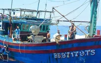 Tàu Hải quân cứu 10 ngư dân gặp nạn trên biển
