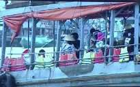 Bất chấp "thủy thần", người dân phớt lờ quy định mặc áo phao
