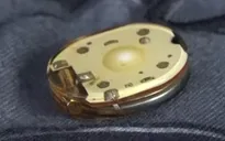 Phát hiện thiết bị điện tử lạ trong áo trẻ em