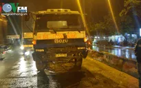 TP.HCM: Vướng áo mưa ngã xuống đường bị xe cuốn vào gầm
