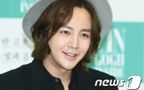 Mỹ nam Jang Geun Suk lộ mặt căng phồng, cằm nhọn hoắt