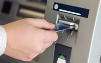 Nhiều cây ATM tại Hà Nội "quên" nâng hạn mức rút tiền ngoại mạng