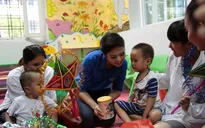 HH Ngọc Hân và Á hậu Tú Anh chung vui Trung thu với các em nhỏ