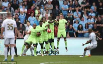 Ayew ghi bàn vào lưới Man City với cú sút phạt may mắn