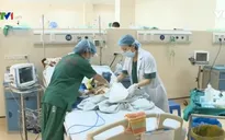 Trao 10 triệu đồng cho bé gái hơn 2 tuổi bị ung thư