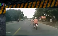 Bất ngờ băng qua đường, 2 bé trai suýt bị xe tông