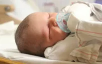 Mẹ chết não gần 4 tháng, con vẫn ra đời khỏe mạnh