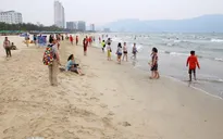 Người dân đã có thể yên tâm tắm biển ở miền Trung