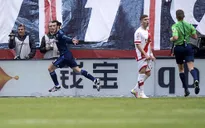 Thắng hú vía “đàn em”, Real Madrid dẫn đầu La Liga