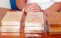 Bắt giữ đối tượng vận chuyển trái phép 8 bánh heroin