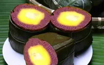 Bánh tét lá cẩm níu chân du khách khi đến Cần Thơ