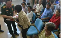 Bác sĩ Việt Nam mổ mắt từ thiện cho người dân Campuchia