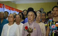 Cụ bà hơn 90 tuổi chống gậy đi bỏ phiếu