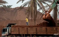 Malaysia cấm khai thác bauxite thêm 3 tháng