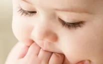 Cắt lông mi cho trẻ có thật sự giúp dài, đẹp hơn?