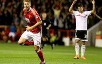 "Thánh" Bendtner ghi bàn đầu tiên tại Anh sau... 1000 ngày