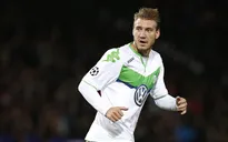 “Thánh” Bendtner trở lại Anh đối đầu… Arsenal