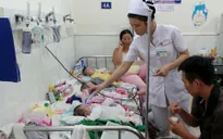 Bệnh hô hấp bước vào đỉnh dịch, 13 trẻ chung 1 giường