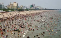 Biển Sầm Sơn đông nghẹt du khách ngày cuối tuần