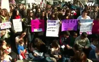 Hàng trăm phụ nữ Argentina biểu tình đòi quyền cho con bú tại nơi công cộng