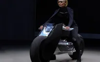 BMW “trình làng” xe mô tô tự cân bằng