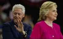 FBI công bố hồ sơ bất lợi cho bà Hillary Clinton