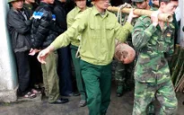 Lo sợ sau vụ nổ ở Hà Đông, chủ vựa phế liệu nộp 3 quả bom