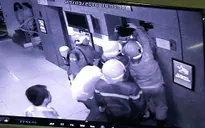 16 người kẹt trong thang máy chung cư, bốn nạn nhân ngất xỉu