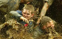 Những hình ảnh thú vị từ môn bóng đá đầm lầy