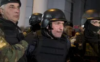 Cựu Bộ trưởng Argentina bị bắt quả tang chôn hàng triệu USD xuống đất