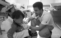 Đoàn tình nguyện viên quốc tế khám bệnh miễn phí cho người nghèo tại Kon Tum