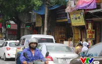 Ngộp thở vì bụi, mùi sơn từ các xưởng mộc trên đường La Thành