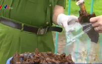 Lấy mẫu xét nghiệm điều tra vụ đổ trộm bùn thải tại Hà Nội