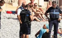 Cảnh sát Pháp yêu cầu phụ nữ Hồi giáo cởi bỏ burkini