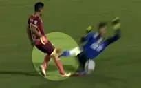 VIDEO: Pha vào bóng thô bạo, đáng nhận thẻ đỏ của thủ môn Bửu Ngọc với Duy Long