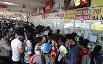 Công nhân mua vé xe Tết: Muôn vàn khó khăn