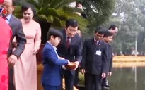 Đoàn kiều bào thực hiện nghi lễ thả cá chép tại ao cá Bác Hồ