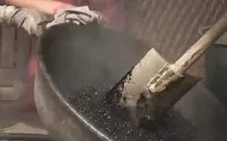 Rợn người "công nghệ" sản xuất cà phê như... nấu nhựa đường