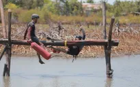 Cuộc đua kỳ thú 2016: Cười chảy nước mắt khi tay đua liên tiếp rơi xuống nước