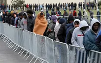 Đóng cửa Calais, người tị nạn ngập tràn đường phố Paris