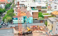 Cần cẩu đổ sập xuống trường mầm non, may mắn không xảy ra thương vong