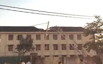 Cần cẩu đổ sập vào trường học, 1 học sinh tử vong tại chỗ