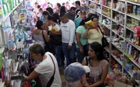 Venezuela: Hàng trăm nghìn người dân đổ xô qua biên giới mua thực phẩm