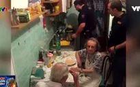 Cảnh sát Italy nấu bữa tối cho cặp vợ chồng già cô đơn