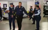 Cảnh sát New Zealand “gây sốt” với video nhảy múa