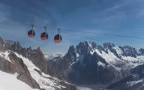 Italy: Hàng trăm người mắc kẹt trên tuyến cáp treo leo núi