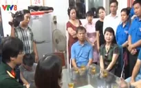 Thăm hỏi, tặng quà gia đình các liệt sĩ trên máy bay CASA 212
