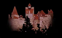 Ngủ trong lâu đài ma Dracula trong đêm Halloween